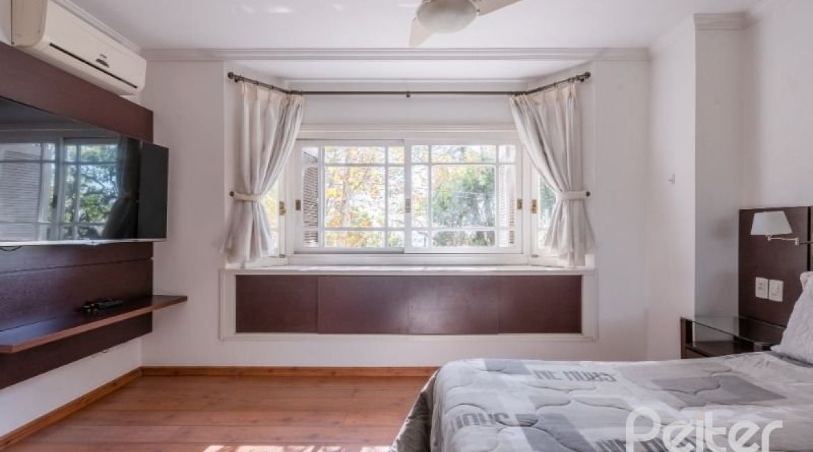 Casa à venda com 286m², 3 dormitórios, 2 suítes, 3 vagas, no bairro Vila Conceição em Porto Alegre