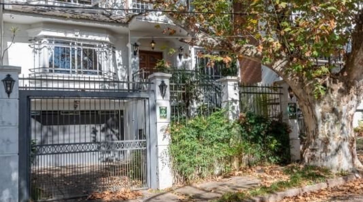 Casa à venda com 286m², 3 dormitórios, 2 suítes, 3 vagas, no bairro Vila Conceição em Porto Alegre