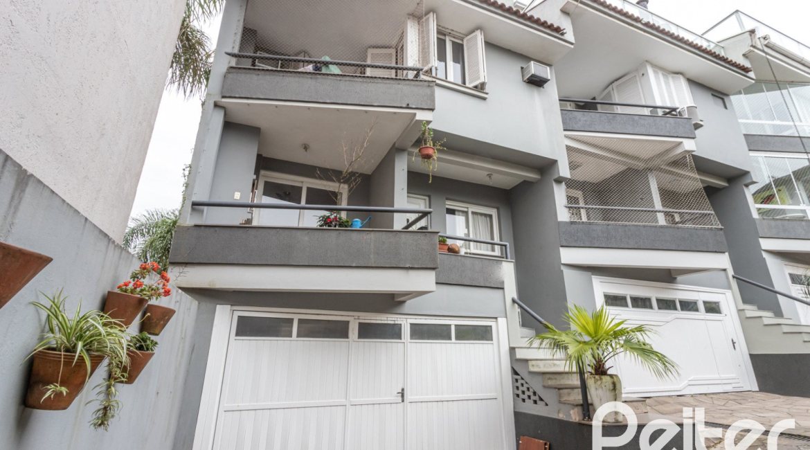 Casa em Condomínio à venda com 223m², 3 dormitórios, 1 suíte, 2 vagas, no bairro Jardim Isabel em Porto Alegre