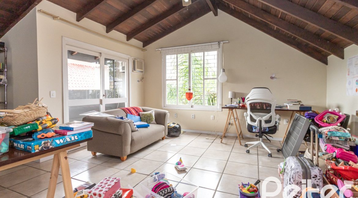 Casa em Condomínio à venda com 223m², 3 dormitórios, 1 suíte, 2 vagas, no bairro Jardim Isabel em Porto Alegre