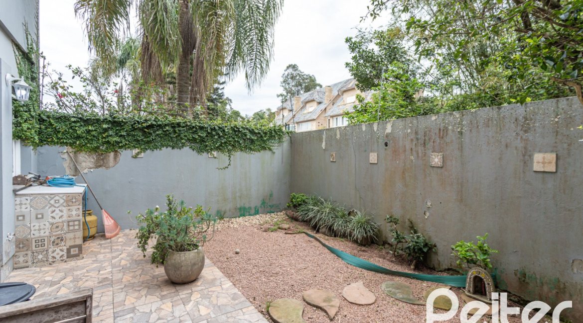 Casa em Condomínio à venda com 223m², 3 dormitórios, 1 suíte, 2 vagas, no bairro Jardim Isabel em Porto Alegre