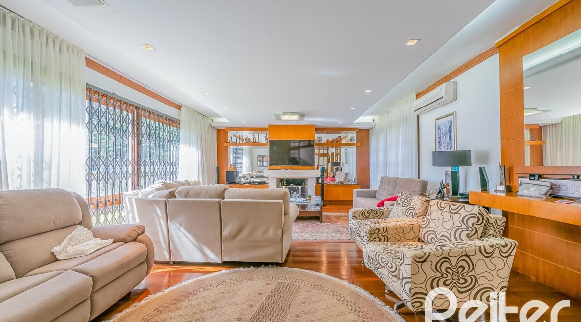 Casa à venda com 221m², 4 dormitórios, 1 suíte, 2 vagas, no bairro Vila Assunção em Porto Alegre