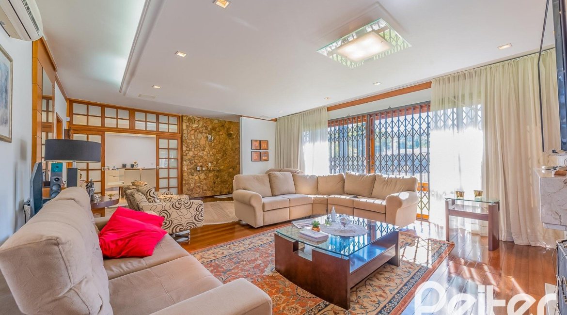 Casa à venda com 221m², 4 dormitórios, 1 suíte, 2 vagas, no bairro Vila Assunção em Porto Alegre