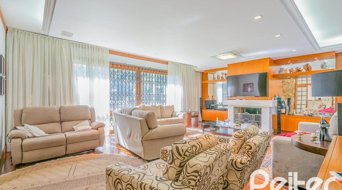 Casa à venda com 221m², 4 dormitórios, 1 suíte, 2 vagas, no bairro Vila Assunção em Porto Alegre