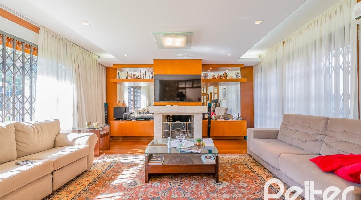 Casa à venda com 221m², 4 dormitórios, 1 suíte, 2 vagas, no bairro Vila Assunção em Porto Alegre