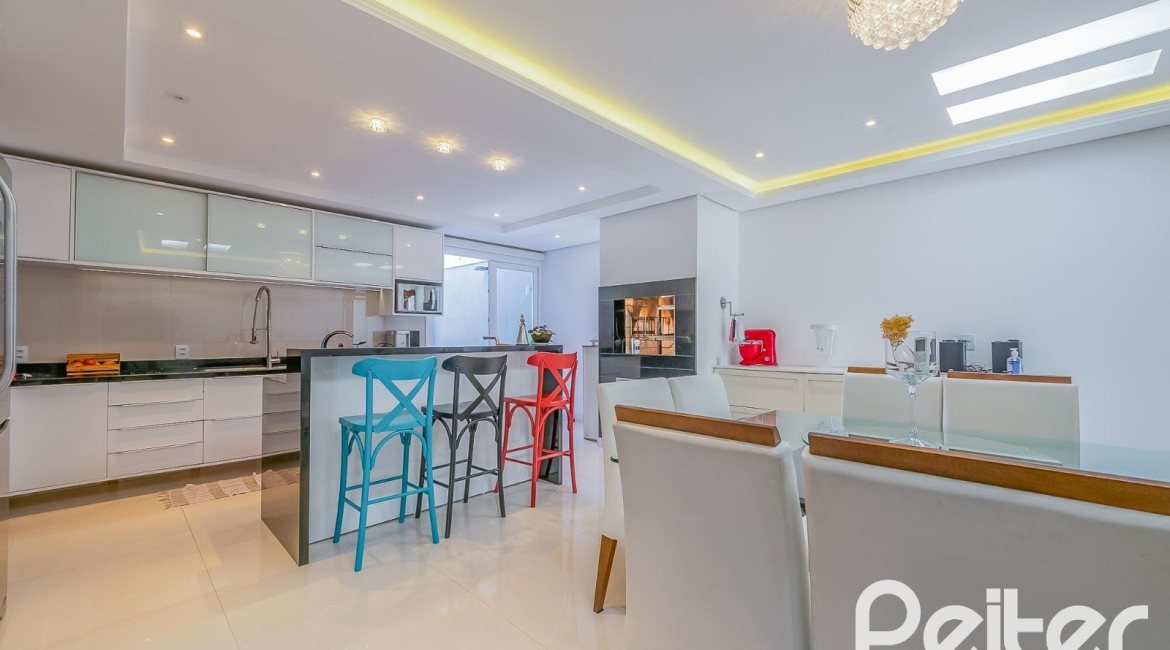 Casa à venda com 221m², 4 dormitórios, 1 suíte, 2 vagas, no bairro Vila Assunção em Porto Alegre