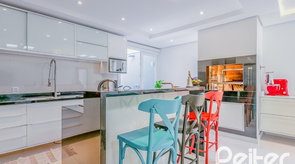 Casa à venda com 221m², 4 dormitórios, 1 suíte, 2 vagas, no bairro Vila Assunção em Porto Alegre