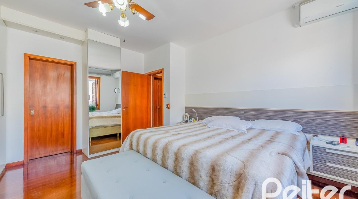 Casa à venda com 221m², 4 dormitórios, 1 suíte, 2 vagas, no bairro Vila Assunção em Porto Alegre