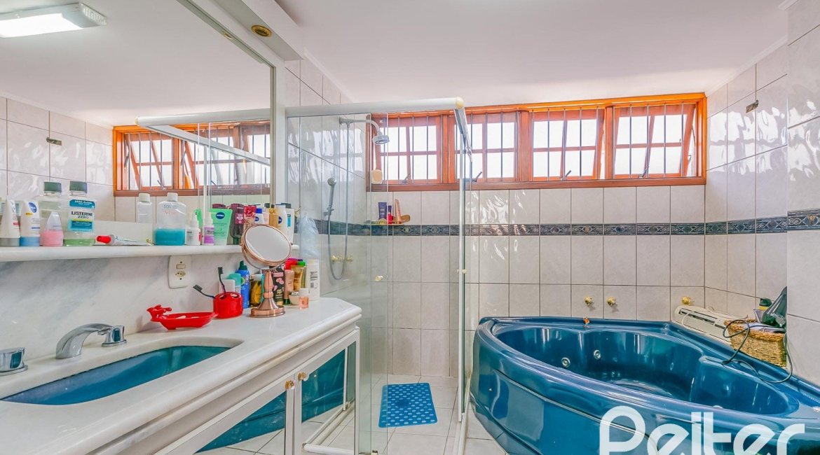 Casa à venda com 221m², 4 dormitórios, 1 suíte, 2 vagas, no bairro Vila Assunção em Porto Alegre