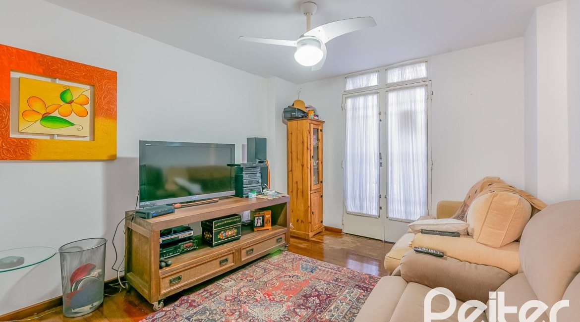 Casa à venda com 221m², 4 dormitórios, 1 suíte, 2 vagas, no bairro Vila Assunção em Porto Alegre