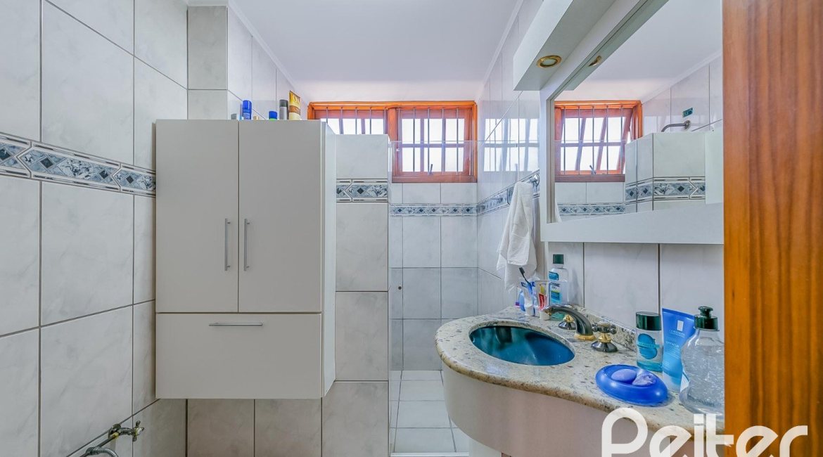 Casa à venda com 221m², 4 dormitórios, 1 suíte, 2 vagas, no bairro Vila Assunção em Porto Alegre