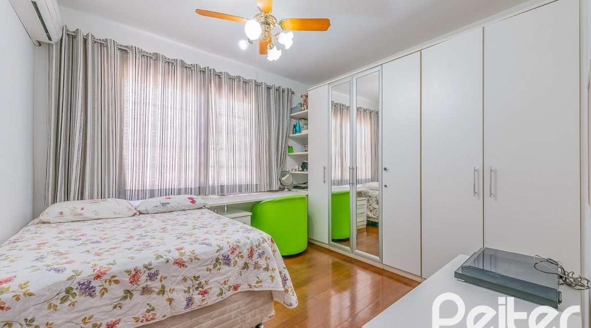 Casa à venda com 221m², 4 dormitórios, 1 suíte, 2 vagas, no bairro Vila Assunção em Porto Alegre