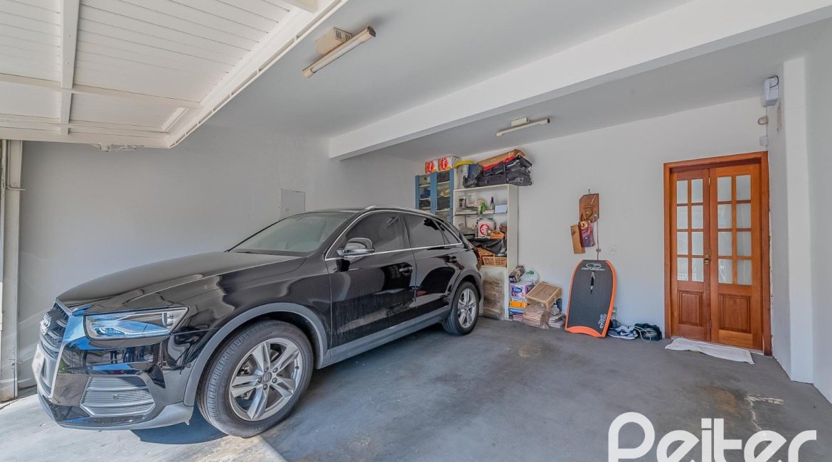 Casa à venda com 221m², 4 dormitórios, 1 suíte, 2 vagas, no bairro Vila Assunção em Porto Alegre