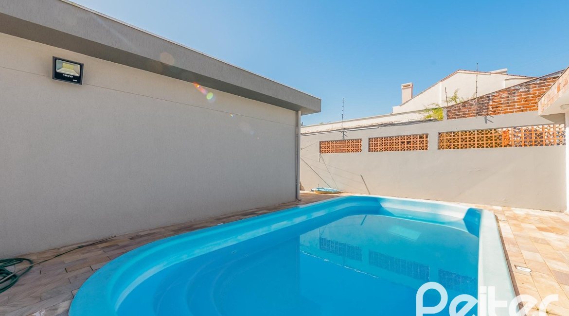 Casa à venda com 221m², 4 dormitórios, 1 suíte, 2 vagas, no bairro Vila Assunção em Porto Alegre
