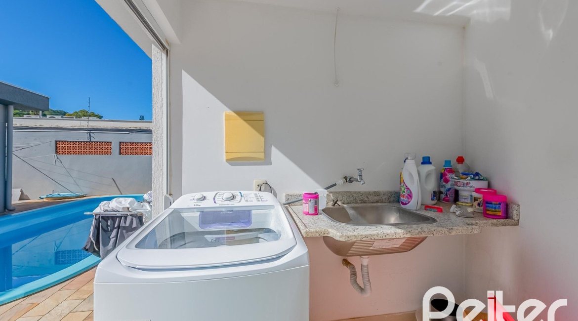 Casa à venda com 221m², 4 dormitórios, 1 suíte, 2 vagas, no bairro Vila Assunção em Porto Alegre