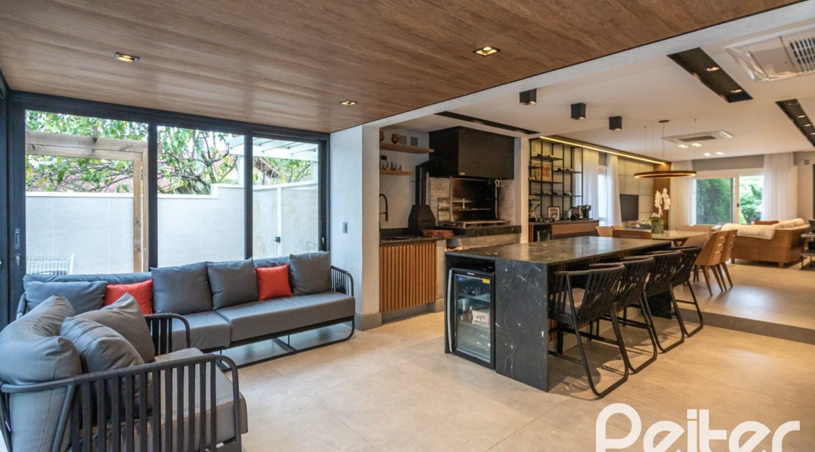 Casa em Condomínio à venda com 242m², 3 dormitórios, 3 suítes, 4 vagas, no bairro Mountain Ville em PORTO ALEGRE