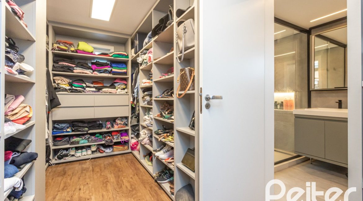 Casa em Condomínio à venda com 242m², 3 dormitórios, 3 suítes, 4 vagas, no bairro Mountain Ville em PORTO ALEGRE