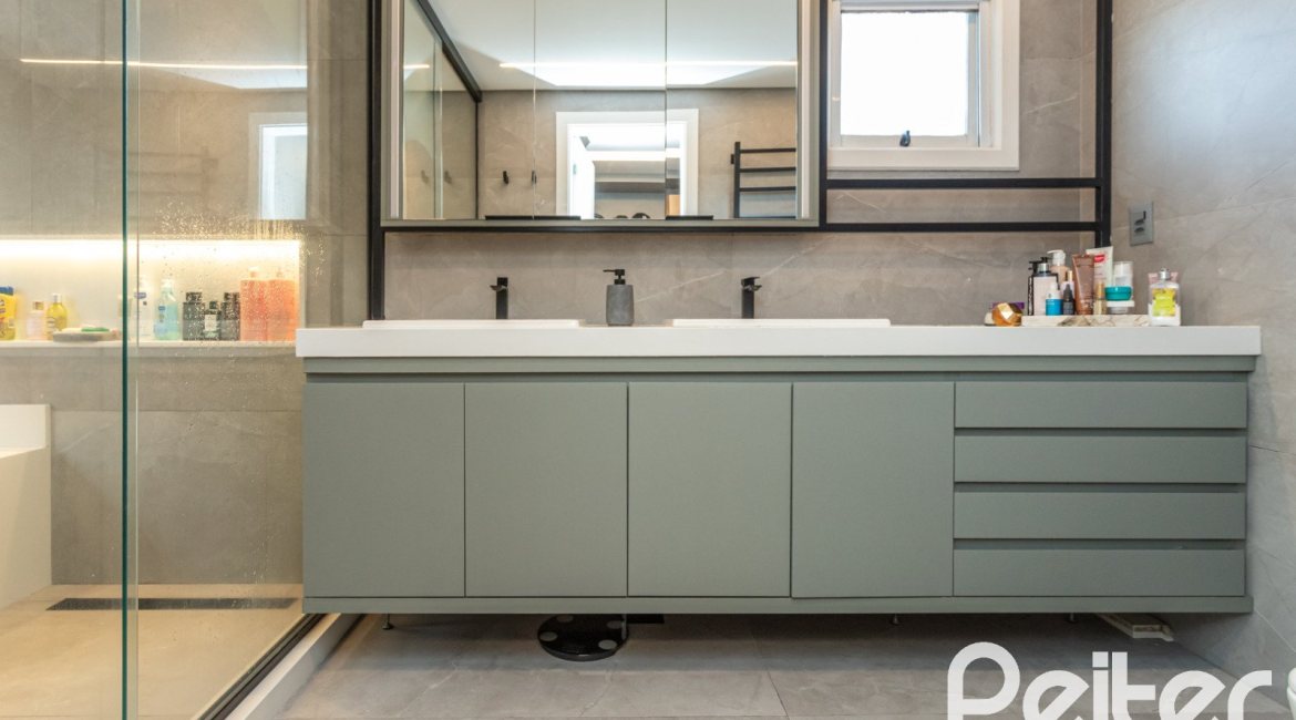 Casa em Condomínio à venda com 242m², 3 dormitórios, 3 suítes, 4 vagas, no bairro Mountain Ville em PORTO ALEGRE