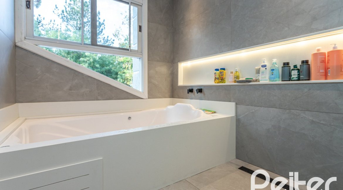 Casa em Condomínio à venda com 242m², 3 dormitórios, 3 suítes, 4 vagas, no bairro Mountain Ville em PORTO ALEGRE