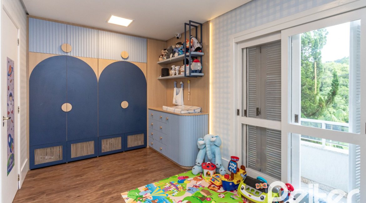 Casa em Condomínio à venda com 242m², 3 dormitórios, 3 suítes, 4 vagas, no bairro Mountain Ville em PORTO ALEGRE