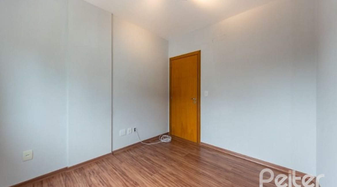 Apartamento à venda com 102m², 3 dormitórios, 1 suíte, 2 vagas, no bairro Tristeza em Porto Alegre