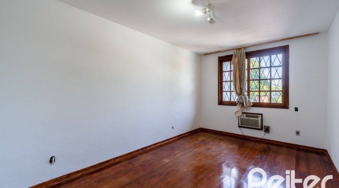 Casa à venda com 210m², 3 dormitórios, 1 suíte, 3 vagas, no bairro Camaquã em Porto Alegre
