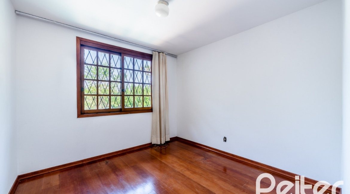 Casa à venda com 210m², 3 dormitórios, 1 suíte, 3 vagas, no bairro Camaquã em Porto Alegre