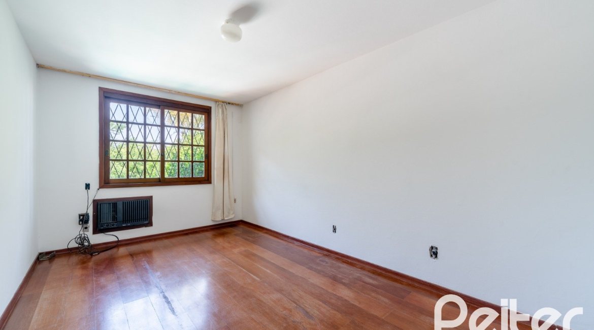 Casa à venda com 210m², 3 dormitórios, 1 suíte, 3 vagas, no bairro Camaquã em Porto Alegre