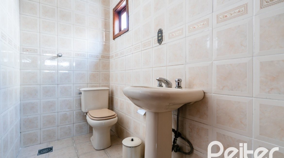 Casa à venda com 210m², 3 dormitórios, 1 suíte, 3 vagas, no bairro Camaquã em Porto Alegre