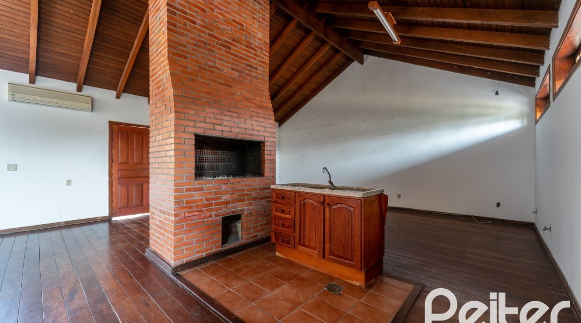 Casa à venda com 210m², 3 dormitórios, 1 suíte, 3 vagas, no bairro Camaquã em Porto Alegre