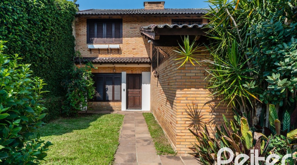 Casa à venda com 210m², 3 dormitórios, 1 suíte, 3 vagas, no bairro Camaquã em Porto Alegre