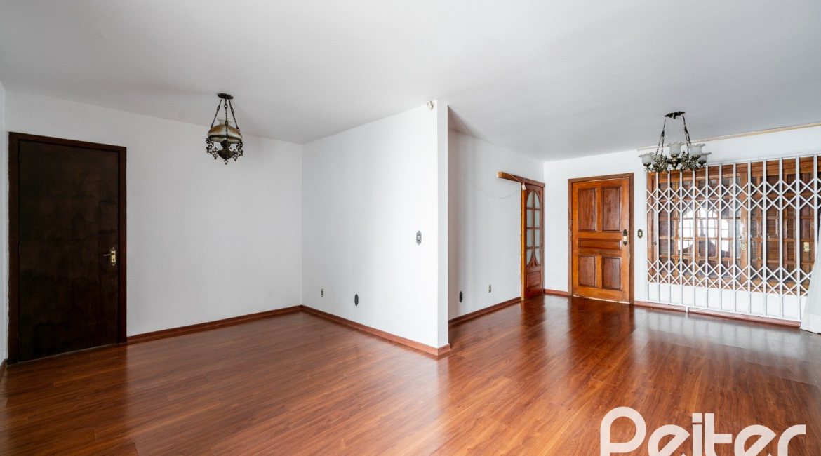 Casa à venda com 210m², 3 dormitórios, 1 suíte, 3 vagas, no bairro Camaquã em Porto Alegre