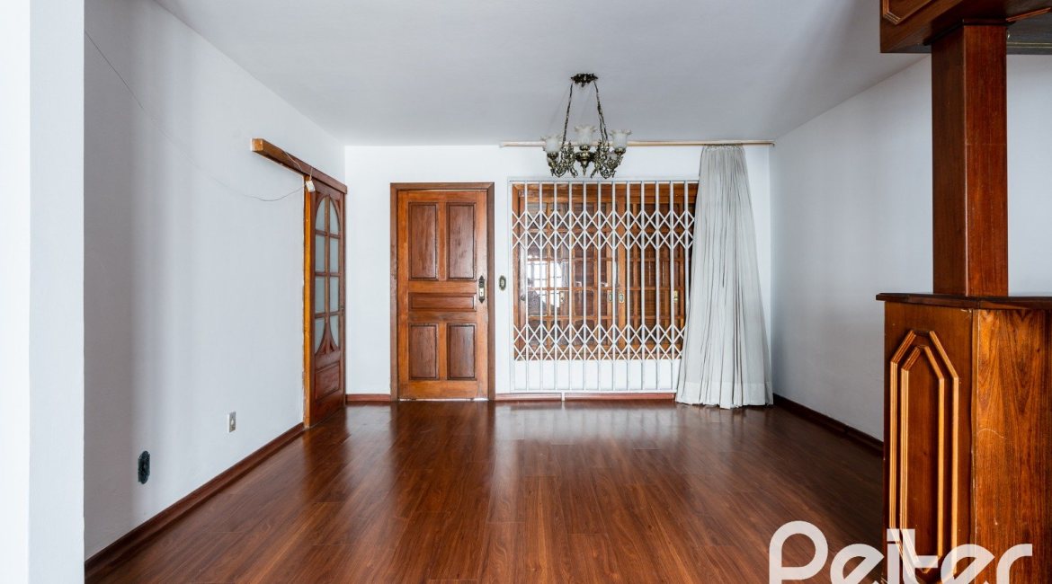 Casa à venda com 210m², 3 dormitórios, 1 suíte, 3 vagas, no bairro Camaquã em Porto Alegre