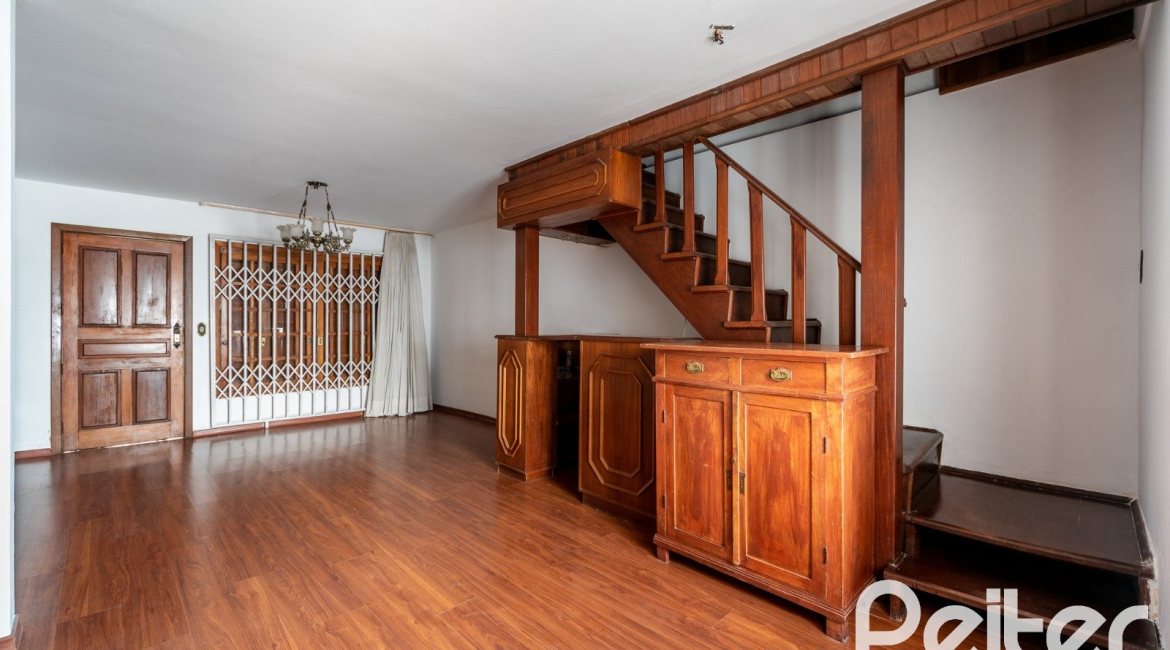 Casa à venda com 210m², 3 dormitórios, 1 suíte, 3 vagas, no bairro Camaquã em Porto Alegre