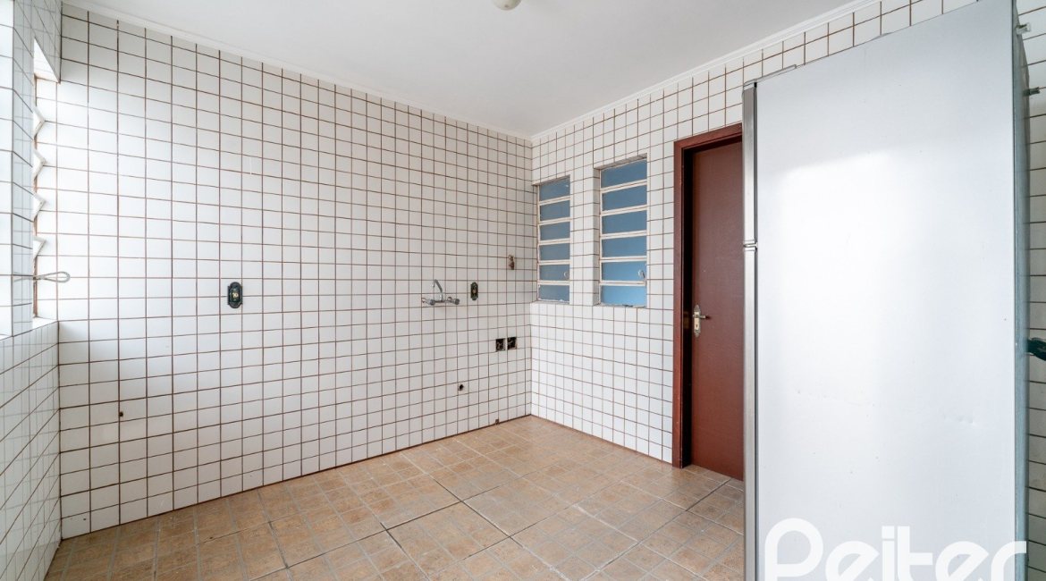 Casa à venda com 210m², 3 dormitórios, 1 suíte, 3 vagas, no bairro Camaquã em Porto Alegre