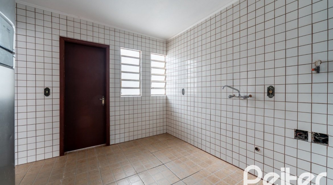 Casa à venda com 210m², 3 dormitórios, 1 suíte, 3 vagas, no bairro Camaquã em Porto Alegre