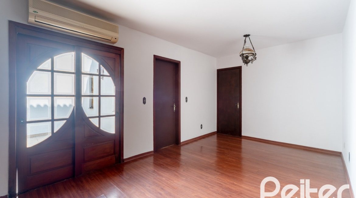 Casa à venda com 210m², 3 dormitórios, 1 suíte, 3 vagas, no bairro Camaquã em Porto Alegre