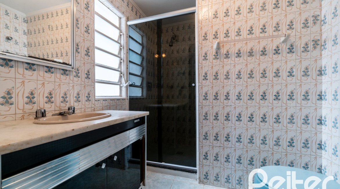 Casa à venda com 210m², 3 dormitórios, 1 suíte, 3 vagas, no bairro Camaquã em Porto Alegre