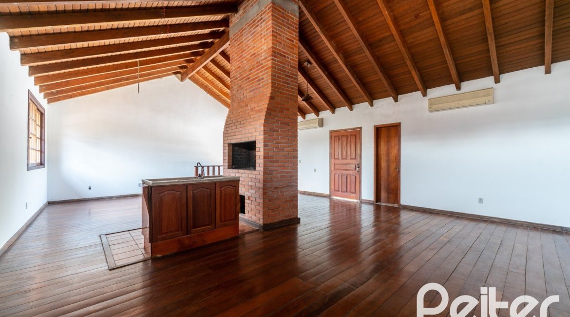 Casa à venda com 210m², 3 dormitórios, 1 suíte, 3 vagas, no bairro Camaquã em Porto Alegre