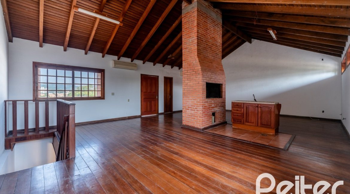 Casa à venda com 210m², 3 dormitórios, 1 suíte, 3 vagas, no bairro Camaquã em Porto Alegre