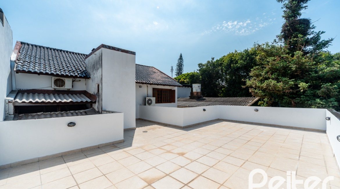 Casa à venda com 210m², 3 dormitórios, 1 suíte, 3 vagas, no bairro Camaquã em Porto Alegre