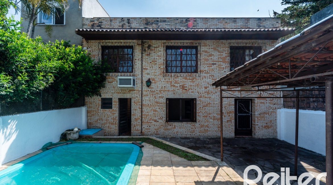 Casa à venda com 210m², 3 dormitórios, 1 suíte, 3 vagas, no bairro Camaquã em Porto Alegre