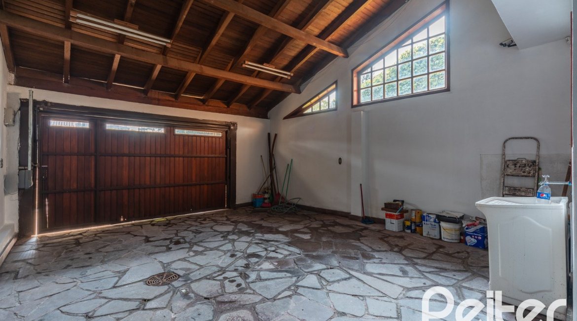 Casa à venda com 210m², 3 dormitórios, 1 suíte, 3 vagas, no bairro Camaquã em Porto Alegre