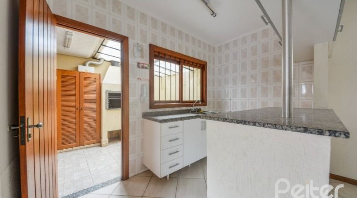 Casa em Condomínio à venda com 168m², 3 dormitórios, 1 suíte, 4 vagas, no bairro Ipanema em Porto Alegre