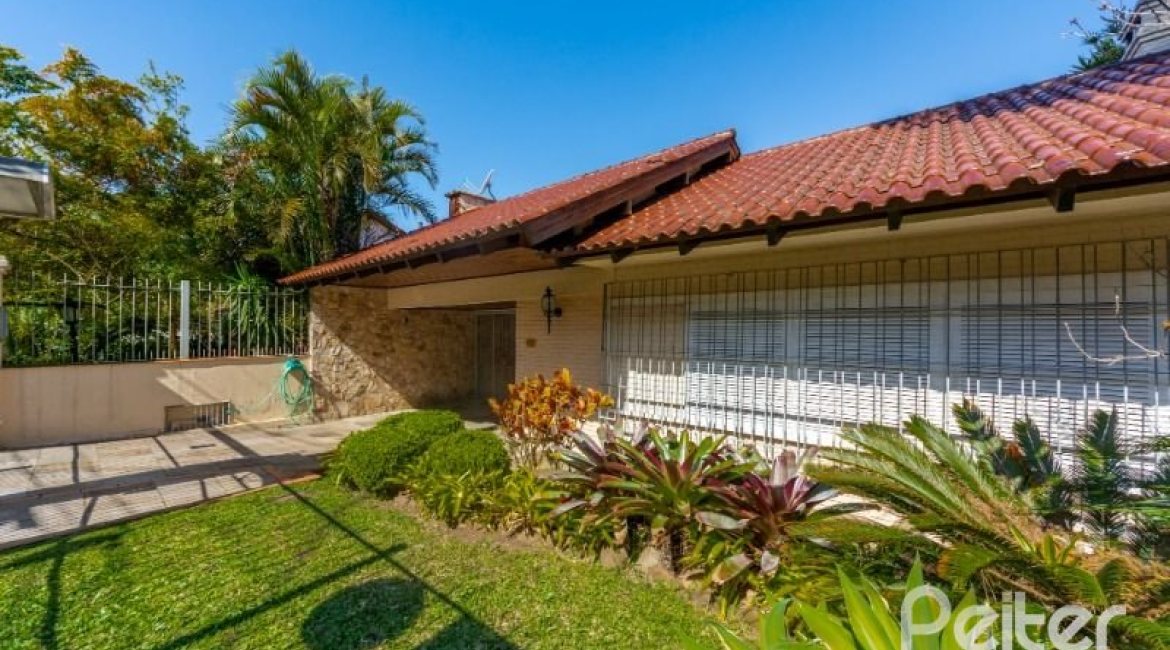 Casa à venda com 272m², 4 dormitórios, 1 suíte, 6 vagas, no bairro Vila Assunção em Porto Alegre