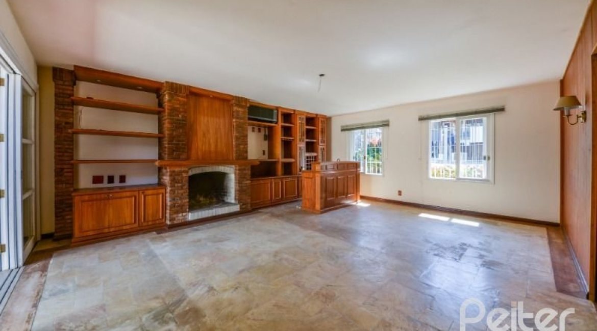 Casa à venda com 272m², 4 dormitórios, 1 suíte, 6 vagas, no bairro Vila Assunção em Porto Alegre