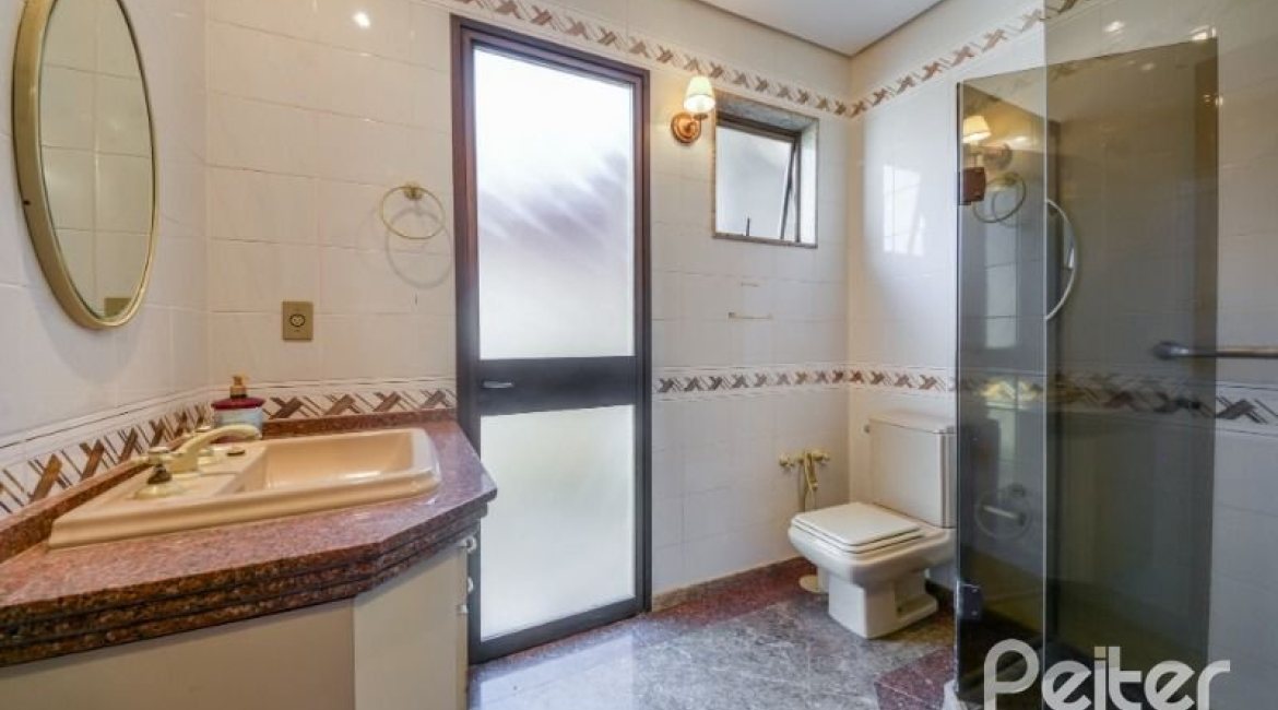 Casa à venda com 272m², 4 dormitórios, 1 suíte, 6 vagas, no bairro Vila Assunção em Porto Alegre