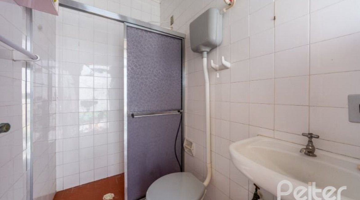 Casa à venda com 272m², 4 dormitórios, 1 suíte, 6 vagas, no bairro Vila Assunção em Porto Alegre