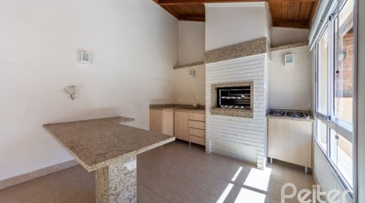 Casa à venda com 272m², 4 dormitórios, 1 suíte, 6 vagas, no bairro Vila Assunção em Porto Alegre