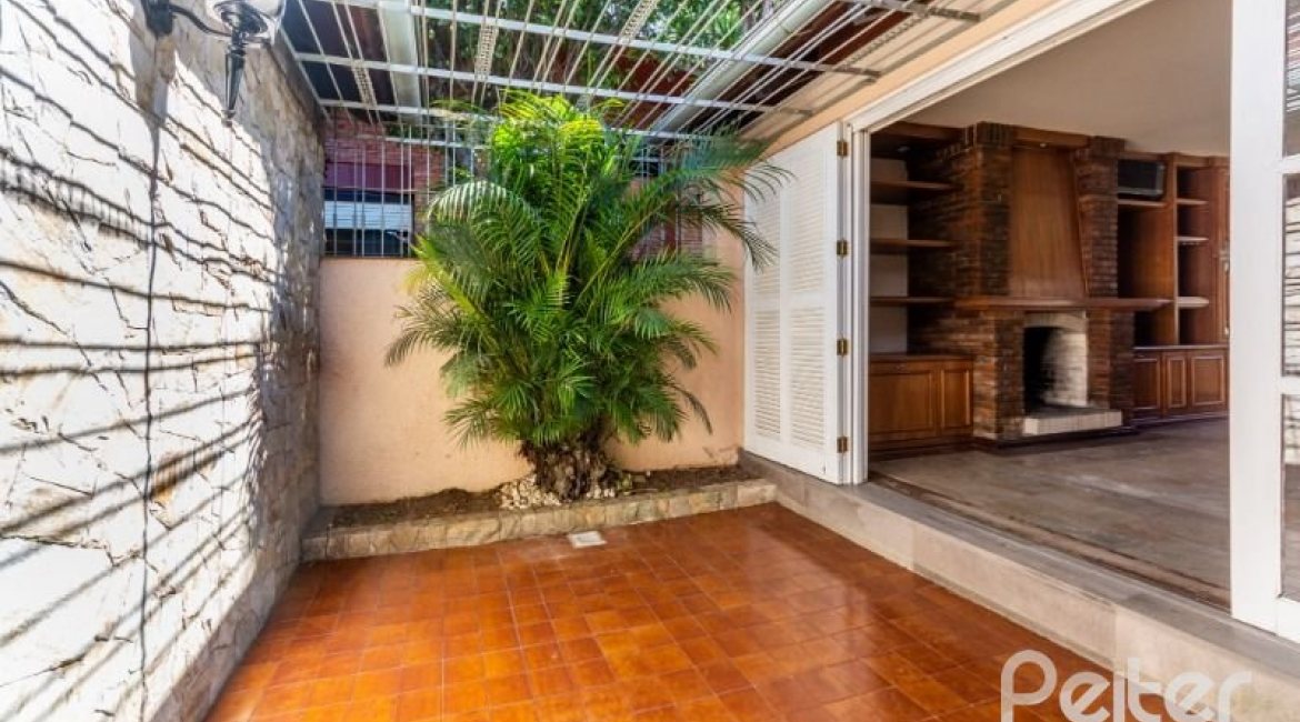 Casa à venda com 272m², 4 dormitórios, 1 suíte, 6 vagas, no bairro Vila Assunção em Porto Alegre